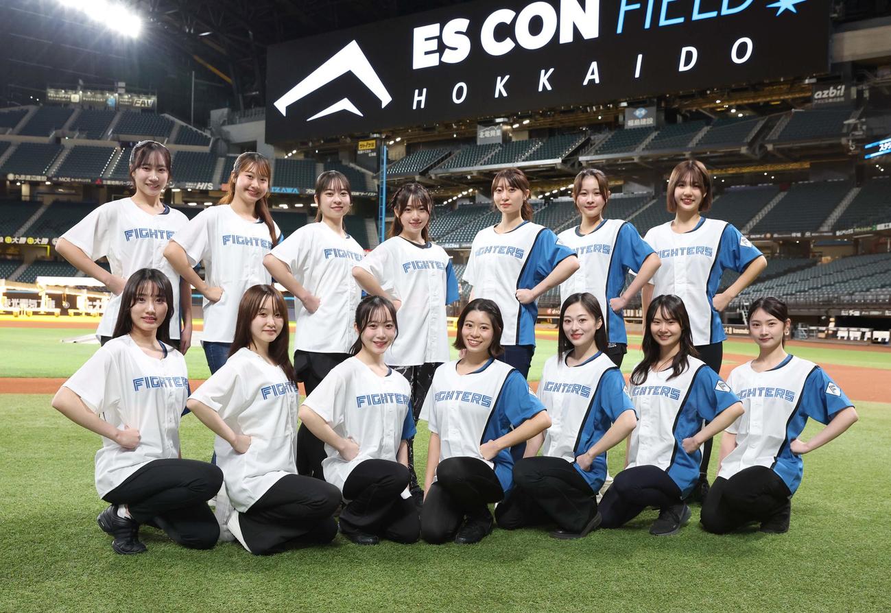 2026年ファイターズガールの新メンバーに選ばれた前列左から高井、船木、南部、小原、佐藤夢、佐藤羽、斎藤りこ、後列左から石田、斎藤りの、福田、吉川、串山、十川、長谷川（撮影・黒川智章）