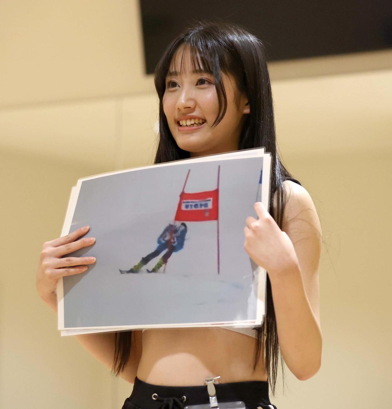 最終審査でアルペン競技で滑走する自分の写真を掲げる高井さん（撮影・黒川智章）