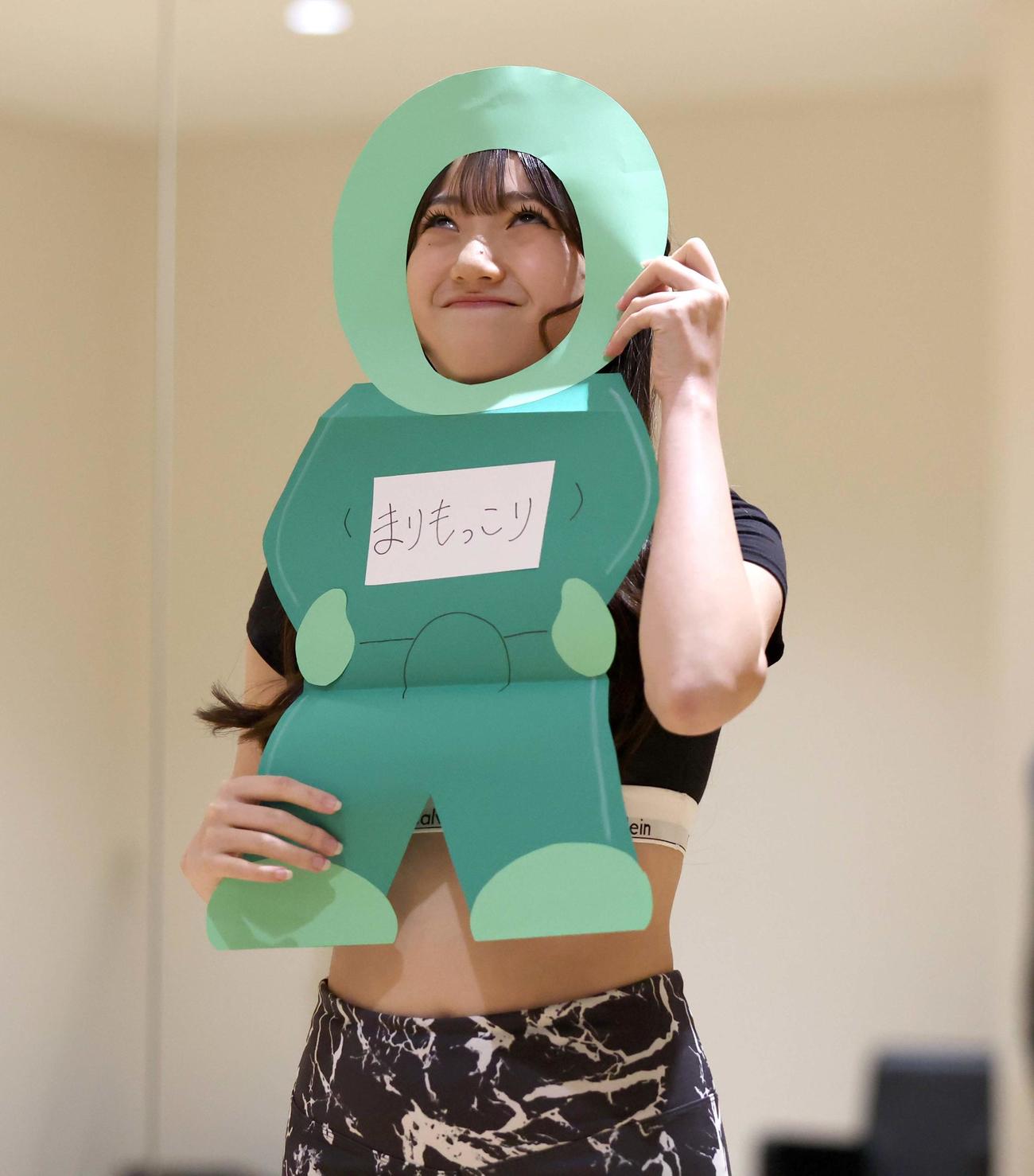 最終審査で「まりもっこり」の顔はめをする吉川さん（撮影・黒川智章）
