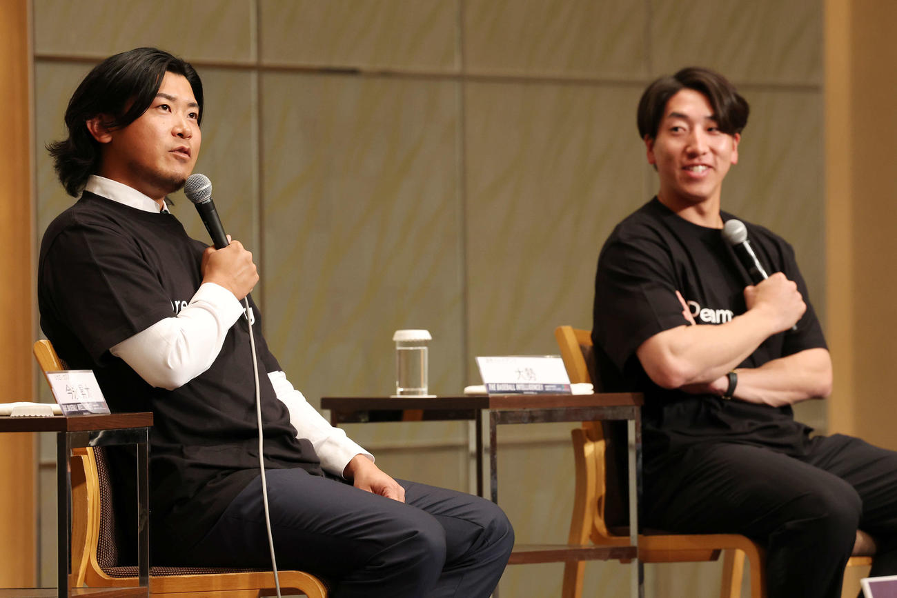「THE BASEBALL INTELLIGENCE 2025」ドリームコーチングでトークするカブス今永（左）と巨人大勢（撮影・宮地輝）