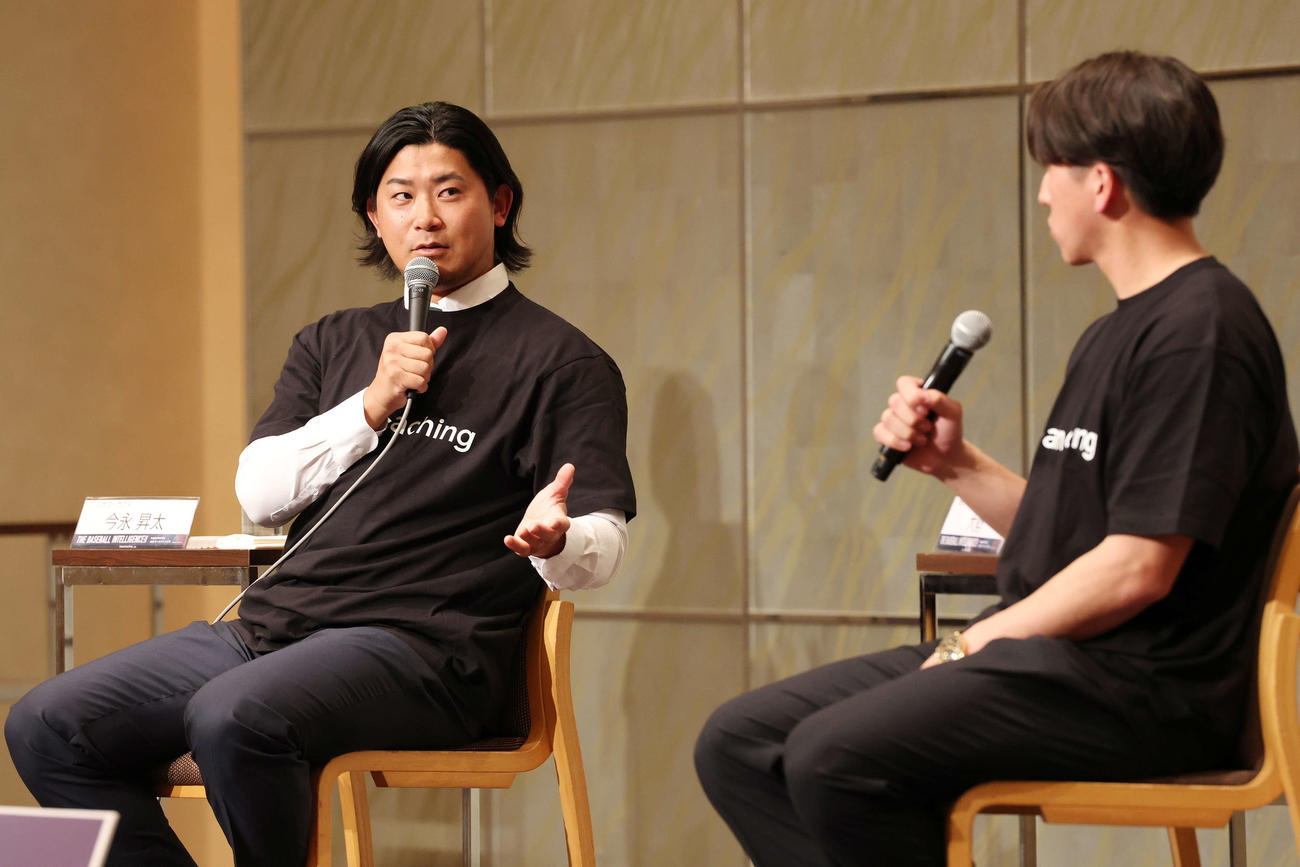 「THE BASEBALL INTELLIGENCE 2025」ドリームコーチングで巨人大勢（右）とトークするカブス今永（撮影・宮地輝）