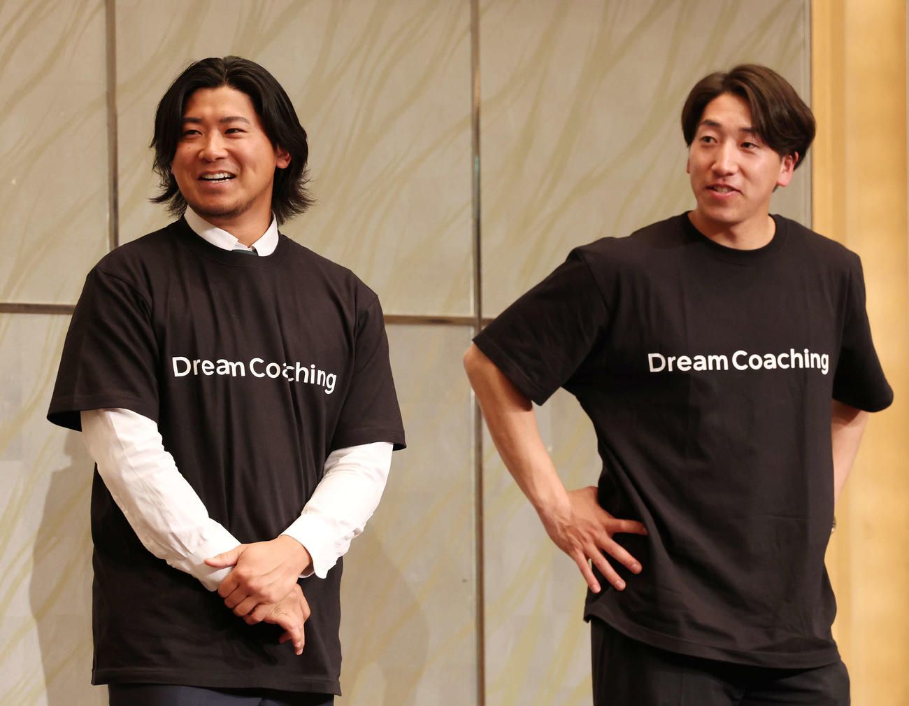 「THE BASEBALL INTELLIGENCE 2025」ドリームコーチングで笑顔を見せるカブス今永（左）と巨人大勢（撮影・宮地輝）