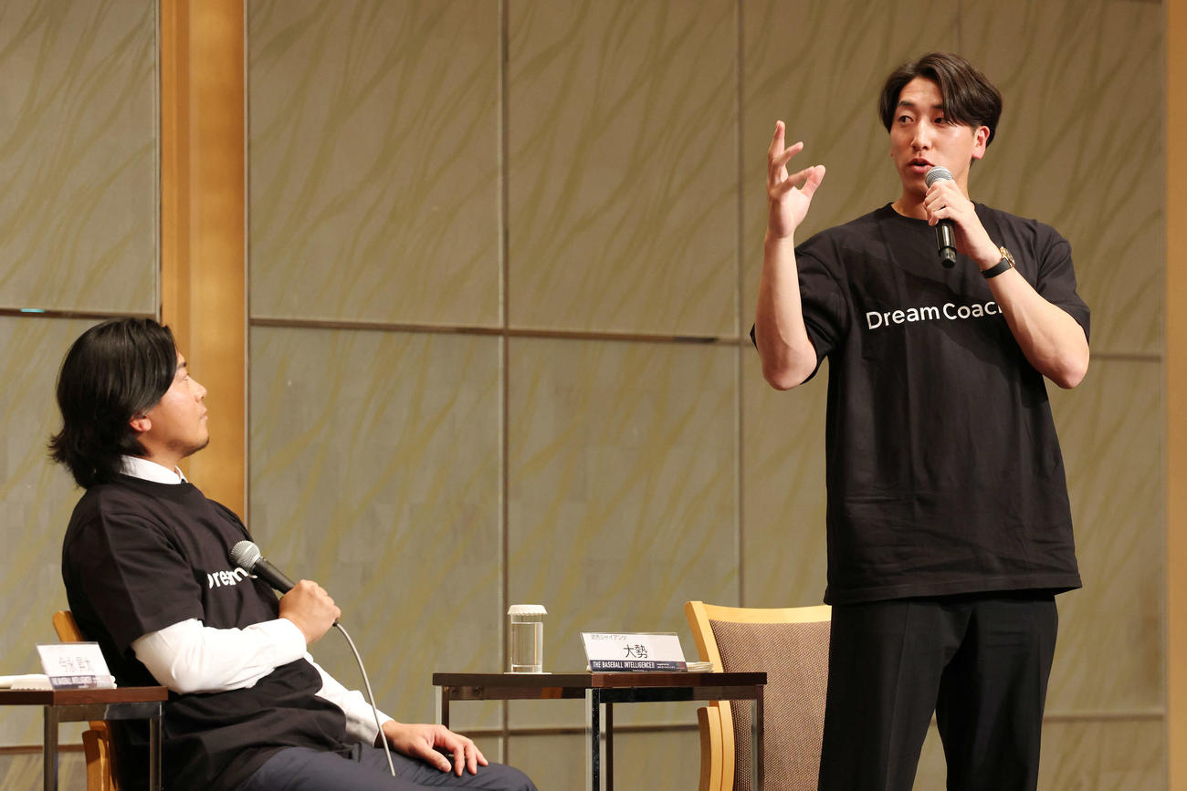 「THE BASEBALL INTELLIGENCE 2025」ドリームコーチングで投球術を語るカブス今永（左）と巨人大勢（撮影・宮地輝）