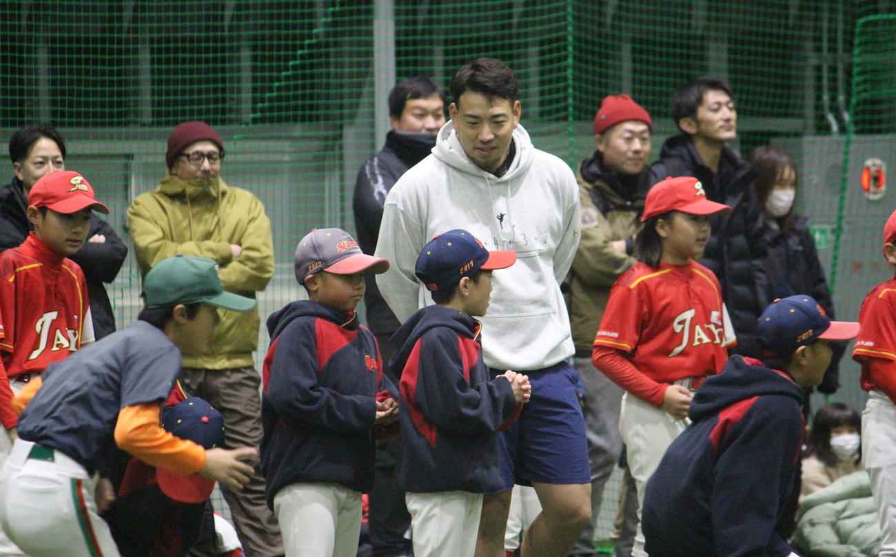 野球教室で子どもたちを指導するエンゼルス菊池（撮影・久保賢吾）