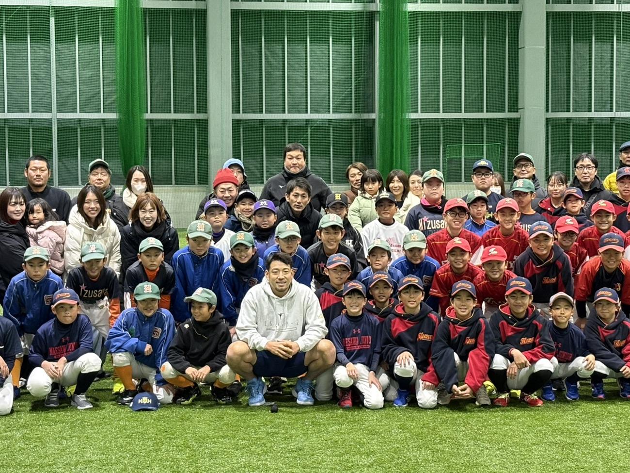 野球教室後に子どもたちと記念撮影を行うエンゼルス菊池（撮影・久保賢吾）