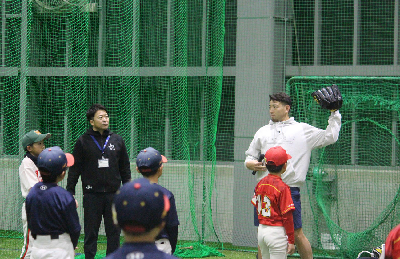 野球教室で子どもたちを指導するエンゼルス菊池（撮影・久保賢吾）