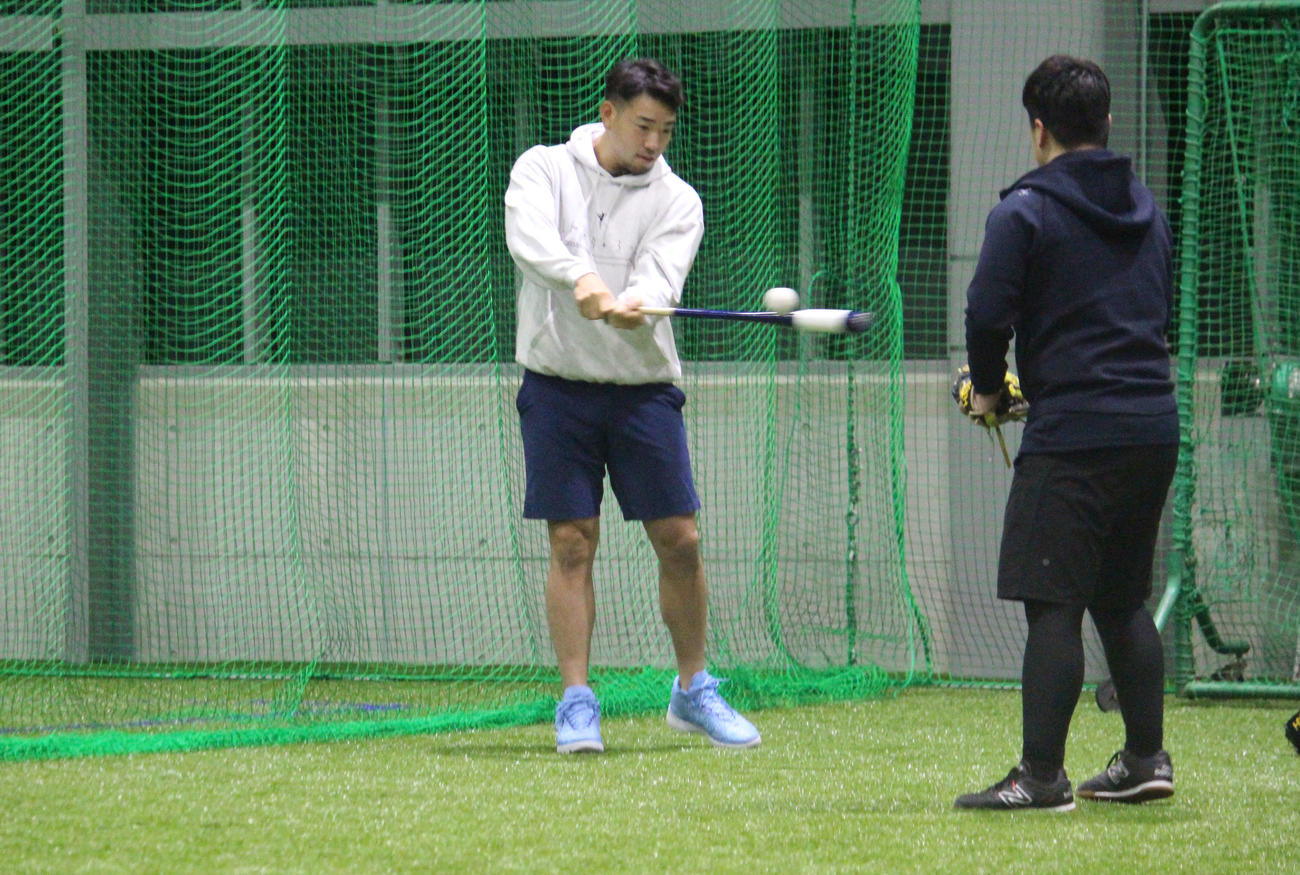 野球教室で子どもたちにノックするエンゼルス菊池（撮影・久保賢吾）