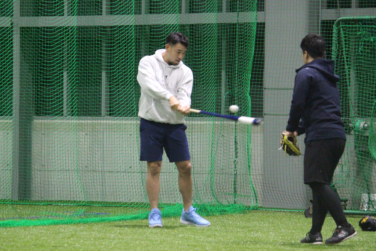 野球教室で子どもたちにノックするエンゼルス菊池（撮影・久保賢吾）
