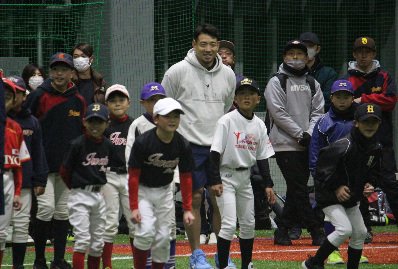 野球教室で子どもたちを指導するエンゼルス菊池（撮影・久保賢吾）
