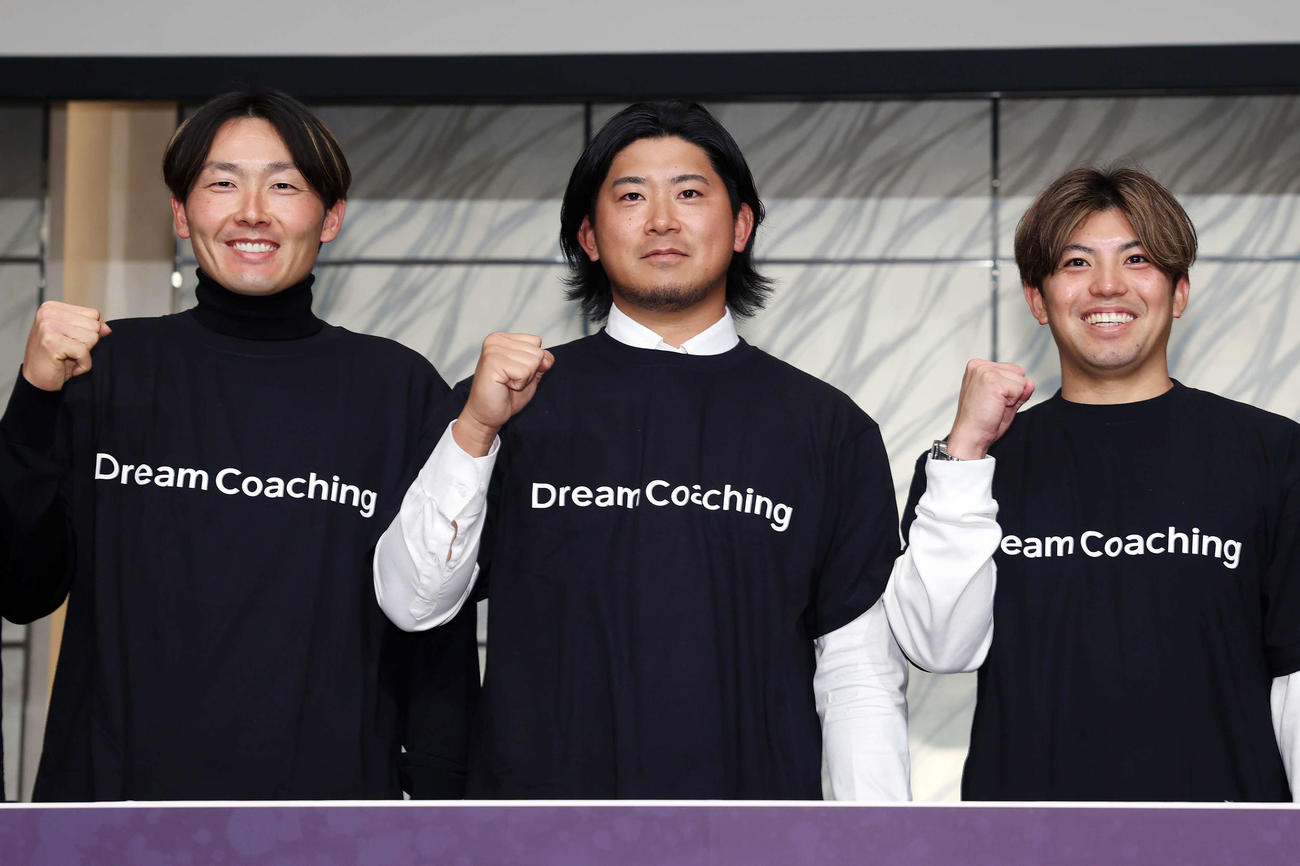 「THE BASEBALL INTELLIGENCE 2025」ドリームコーチングでフォトセッションに臨む西武源田（左）、カブス今永（中央）、DeNA東（撮影・宮地輝）