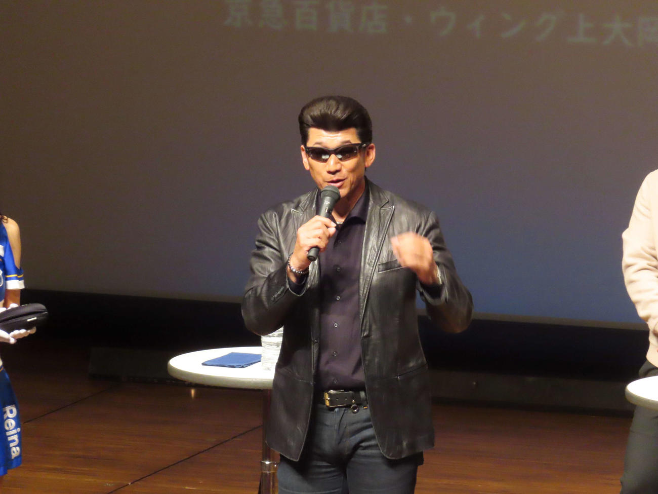 クリスマストークショーで観客にプレゼントするサングラスをかけるDeNA前監督の三浦大輔氏（撮影・山本佳央）
