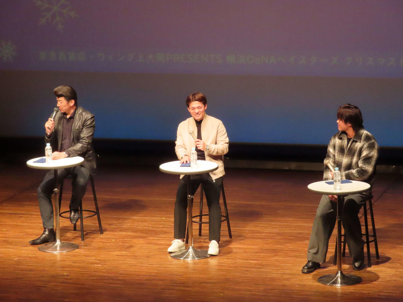 クリスマストークショーに出演したDeNAの、左から三浦前監督、林、石上（撮影・山本佳央）