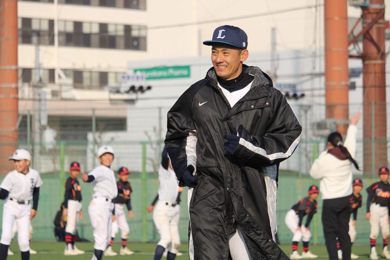少年野球教室でウオーミングアップに参加する西武栗山（撮影・金子真仁）