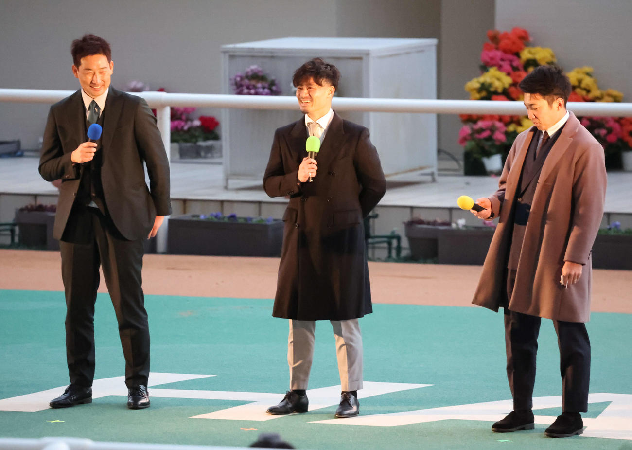 阪神競馬場の阪神JF終了後のパドックで行われたトークショーに出演した左から阪神岩崎、坂本、石井（撮影・西尾就之）