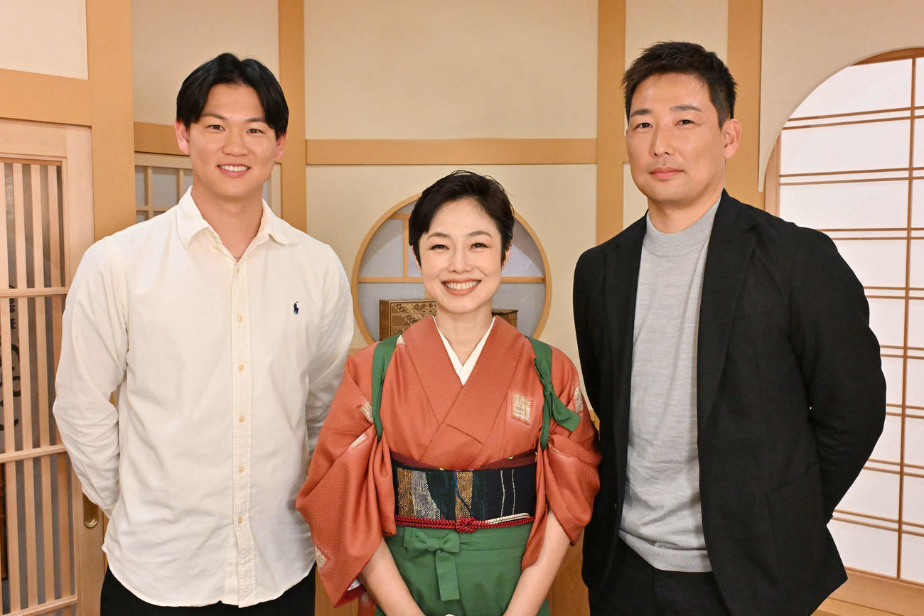 MBSテレビ「おしゃべり小料理ゆみこ」に出演した阪神の及川雅貴（左）、岩崎優（右）、フリーアナウンサー有働由美子（中央）（C）MBS