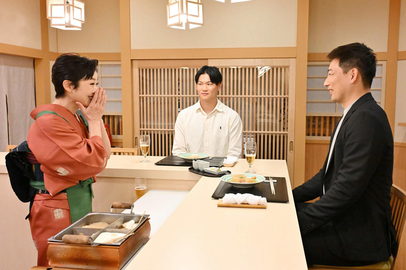 MBSテレビ「おしゃべり小料理ゆみこ」に出演した阪神の及川雅貴（奥）、岩崎優（右）、フリーアナウンサー有働由美子（左）（C）MBS