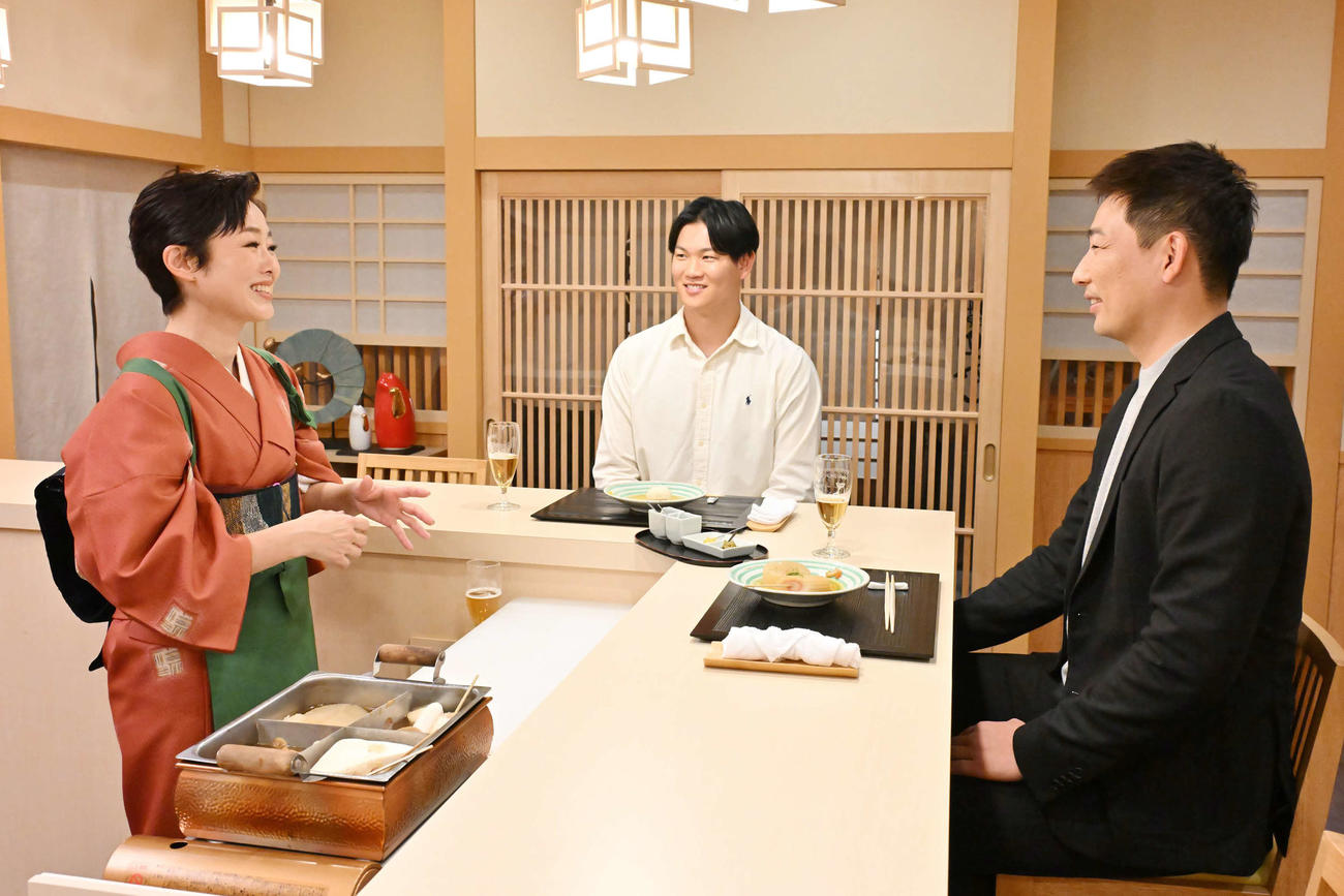 MBSテレビ「おしゃべり小料理ゆみこ」に出演した阪神の及川雅貴（奥）、岩崎優（右）、フリーアナウンサー有働由美子（左）（C）MBS