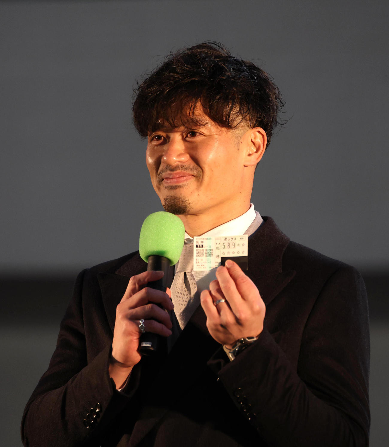 最終レース後のトークショーで的中馬券を披露する阪神坂本（撮影・白石智彦）