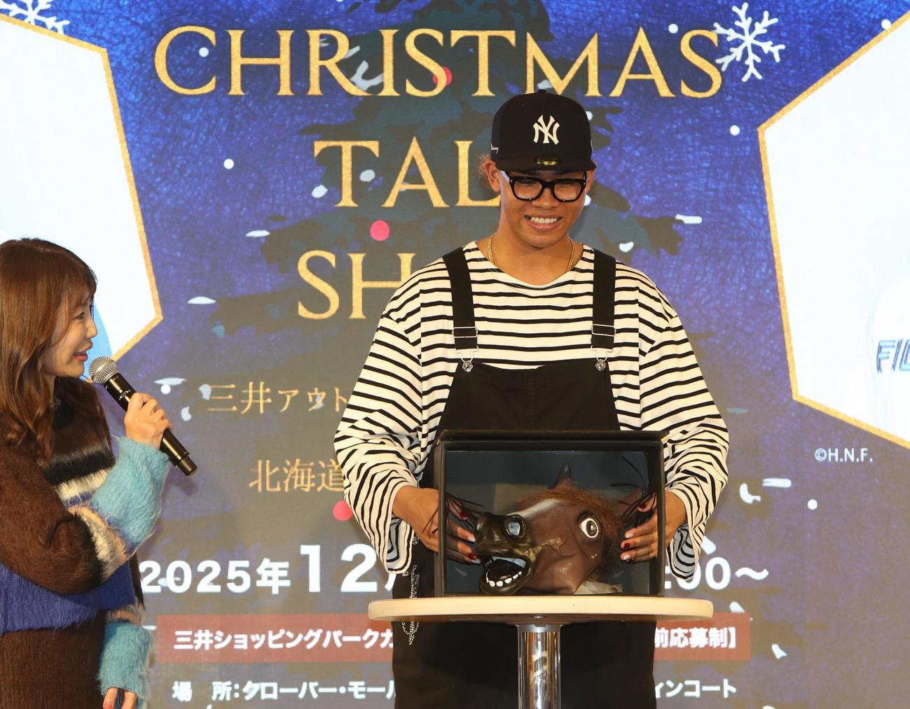 トークショーでゲームに挑戦する日本ハム水谷（撮影・奥村晶治）