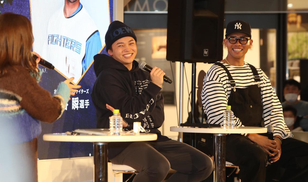トークショーで笑顔を見せる日本ハム田宮（左）と水谷（撮影・奥村晶治）