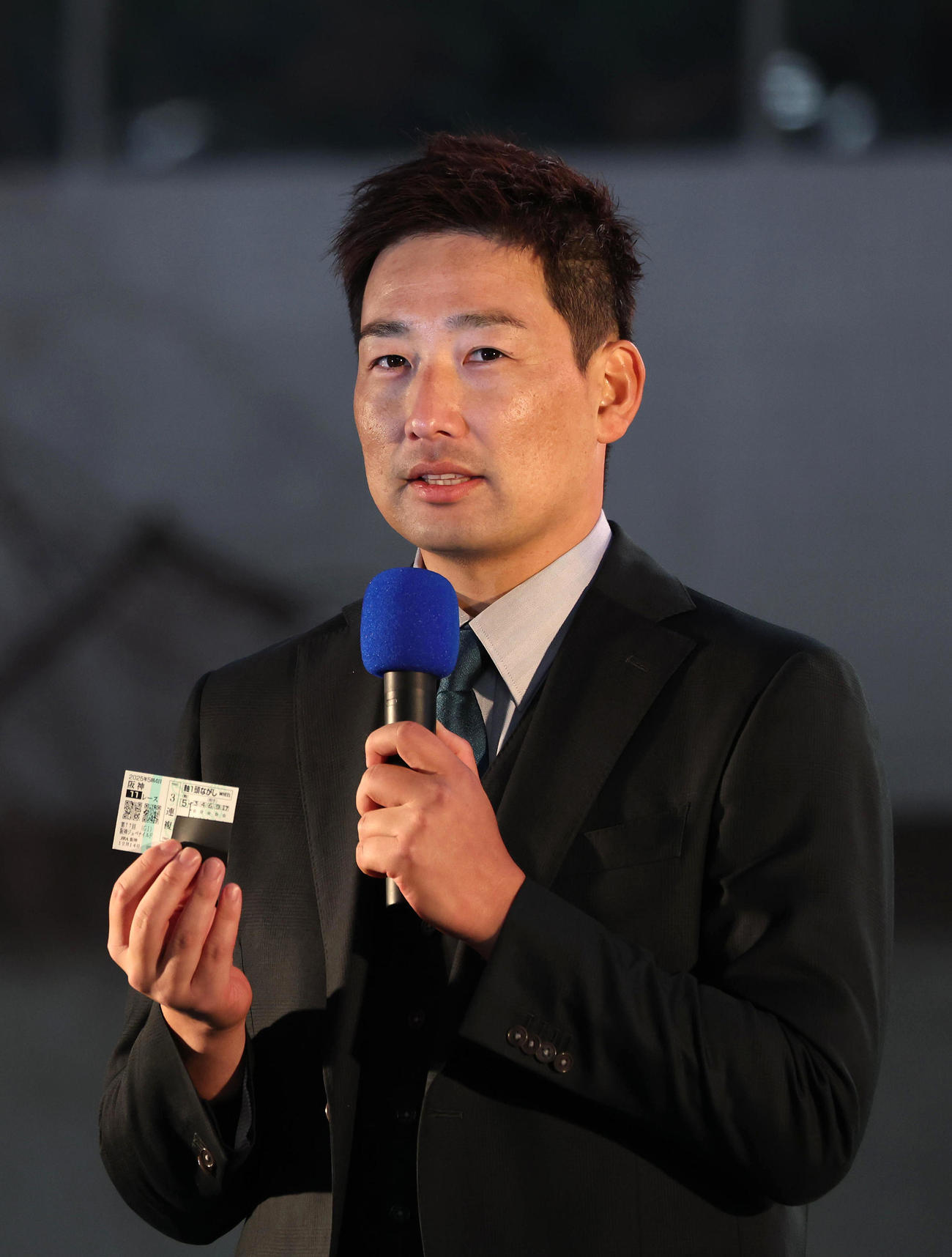 最終レース後のトークショーで的中馬券を披露する阪神岩崎（撮影・白石智彦）
