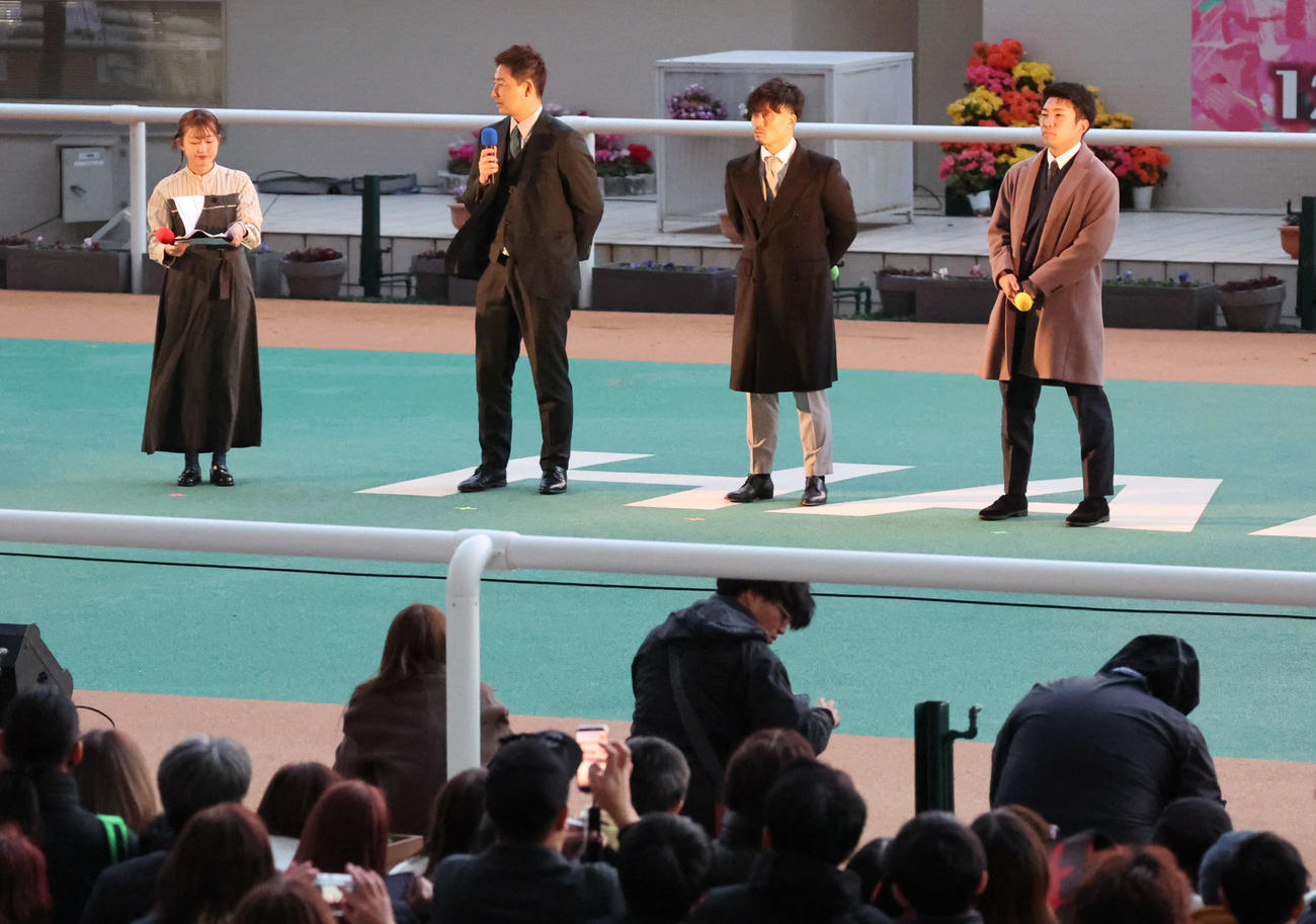 阪神競馬場の阪神JF終了後のパドックで行われたトークショーに出演した左から阪神岩崎、坂本、石井（撮影・西尾就之）