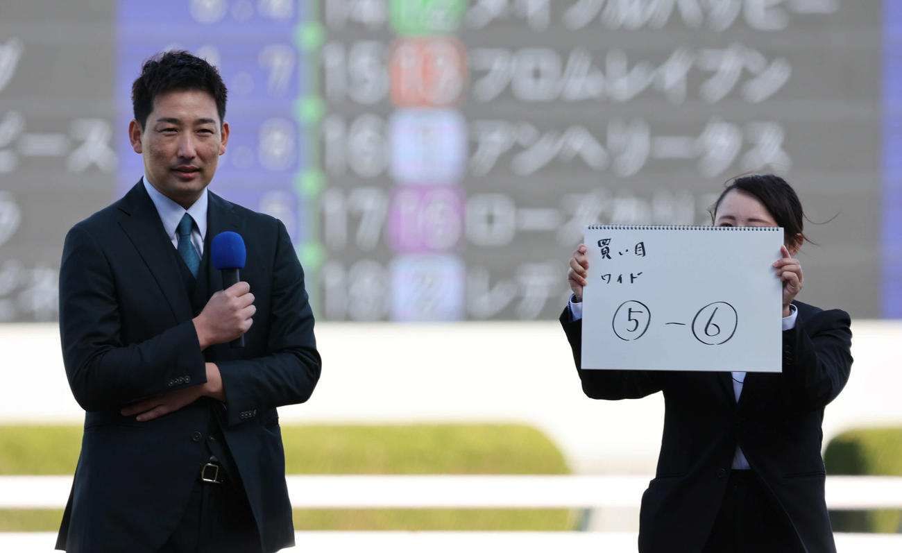 阪神競馬場で行われたトークショーに出演した阪神岩崎は阪神JFの予想を披露した（撮影・西尾就之）