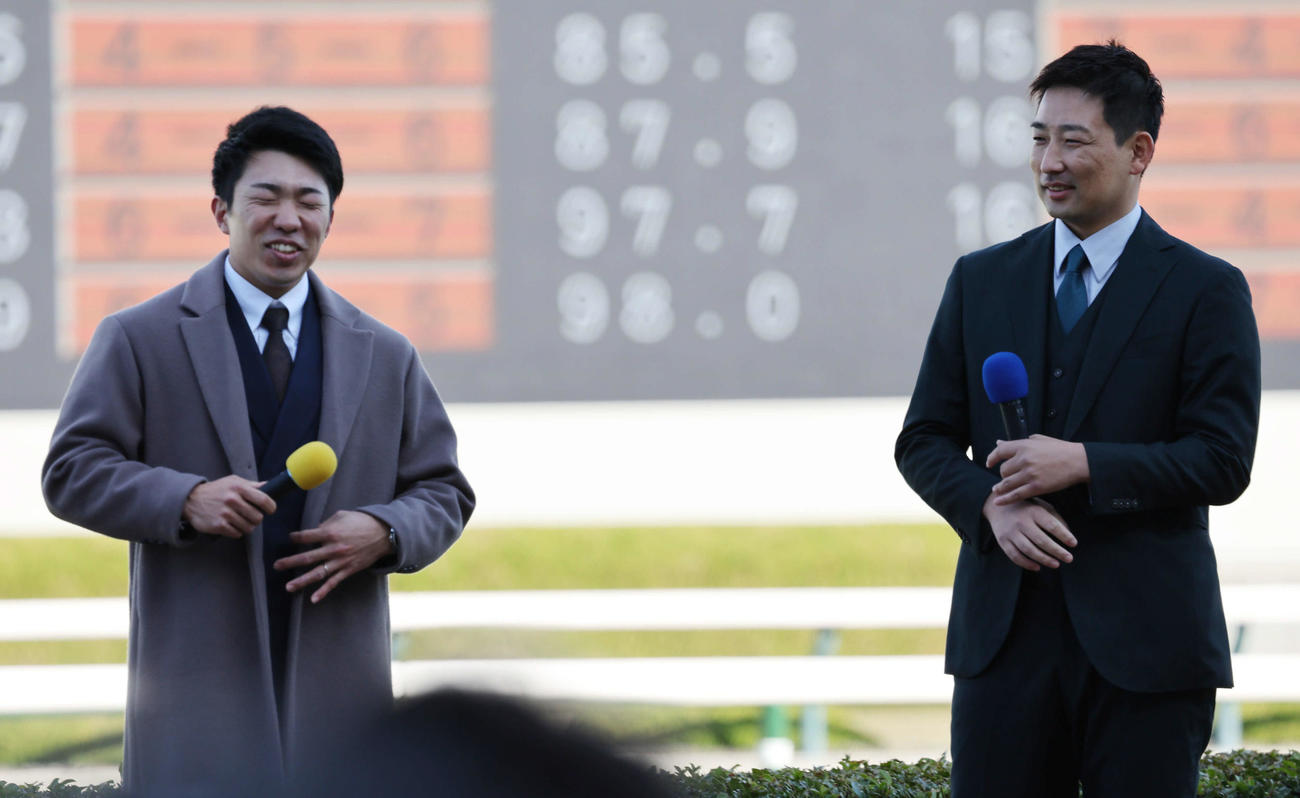 阪神競馬場で行われたトークショーに出演した阪神石井（左）と岩崎は笑顔で話す（撮影・西尾就之）