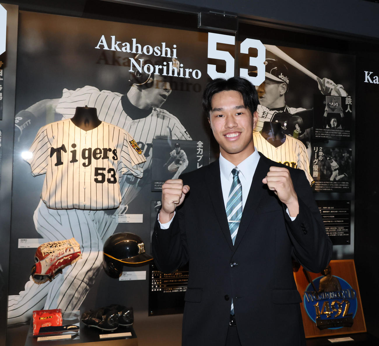 甲子園歴史館を見学する阪神岡城（撮影・加藤哉）