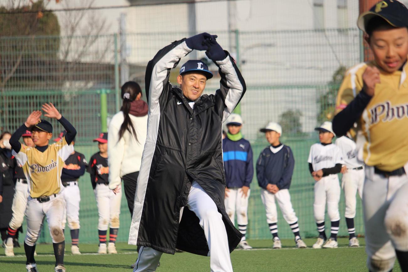 少年野球教室でウオーミングアップに混ざる西武栗山（撮影・金子真仁）
