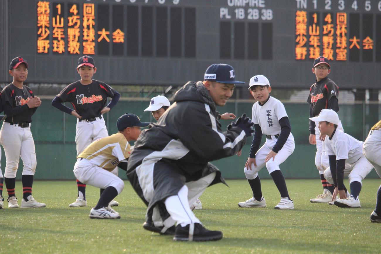 少年野球教室で指導する西武栗山（撮影・金子真仁）