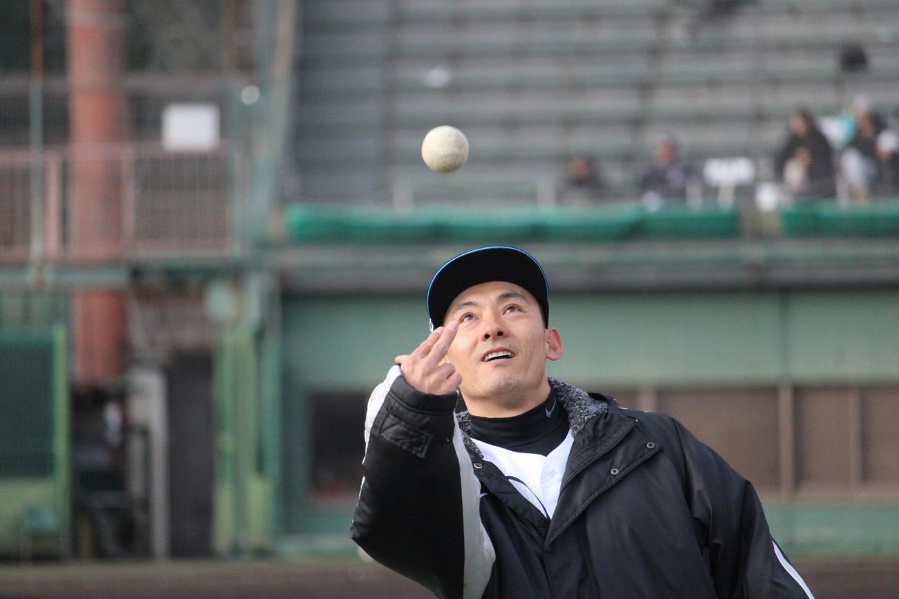 少年野球教室でフライをトスする西武栗山（撮影・金子真仁）