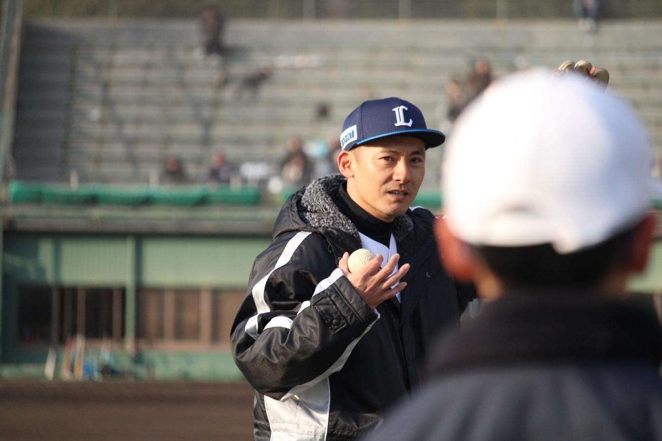 少年野球教室で小学生にアドバイスする西武栗山（撮影・金子真仁）