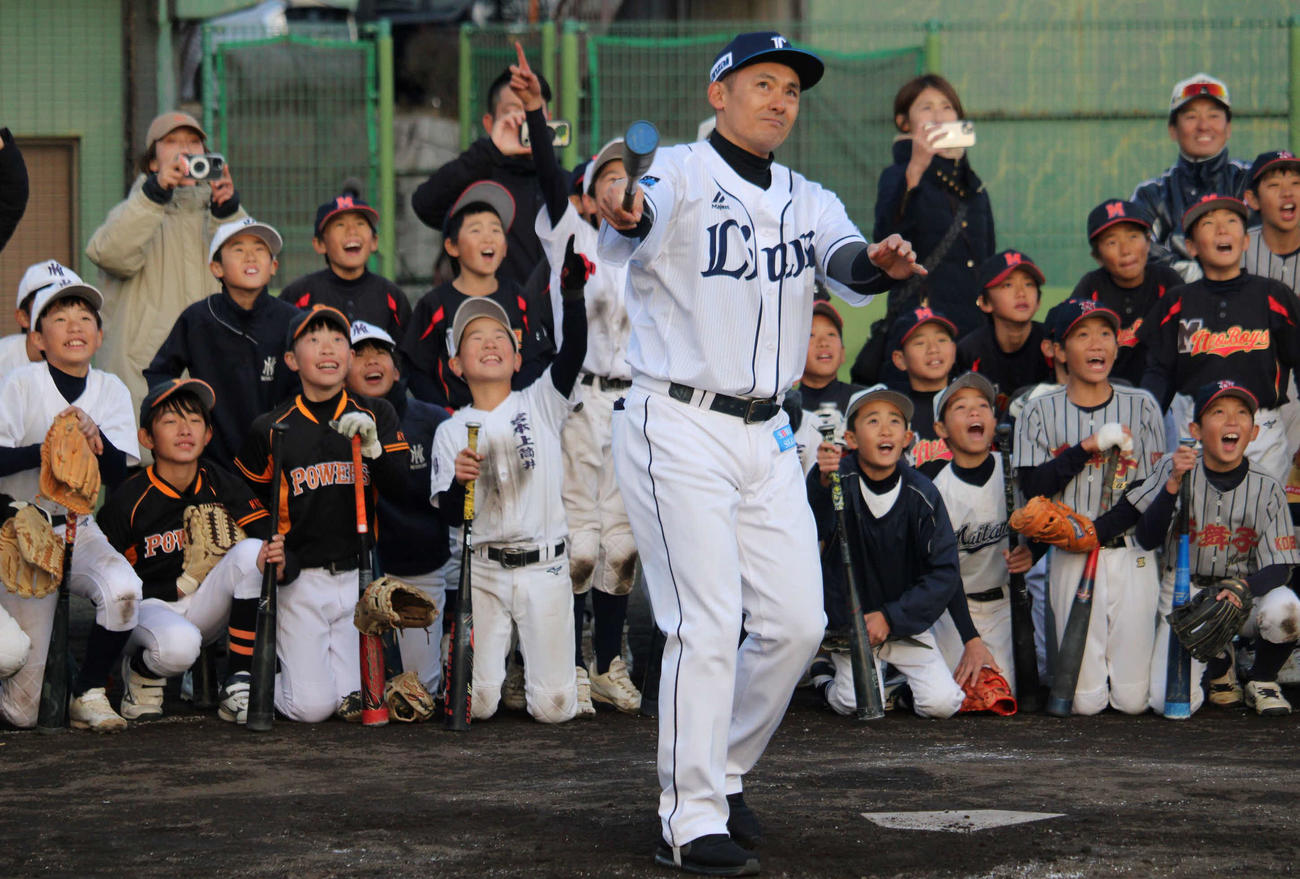ティー打撃でサク越えを狙った西武栗山（撮影・金子真仁）