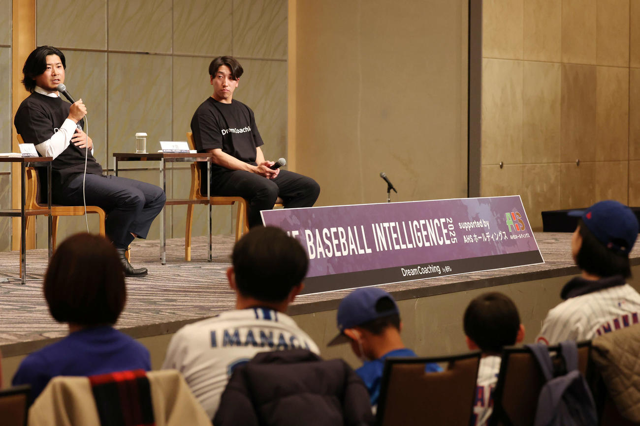 「THE BASEBALL INTELLIGENCE 2025」ドリームコーチングでトークするカブス今永（左）と巨人大勢（撮影・宮地輝）