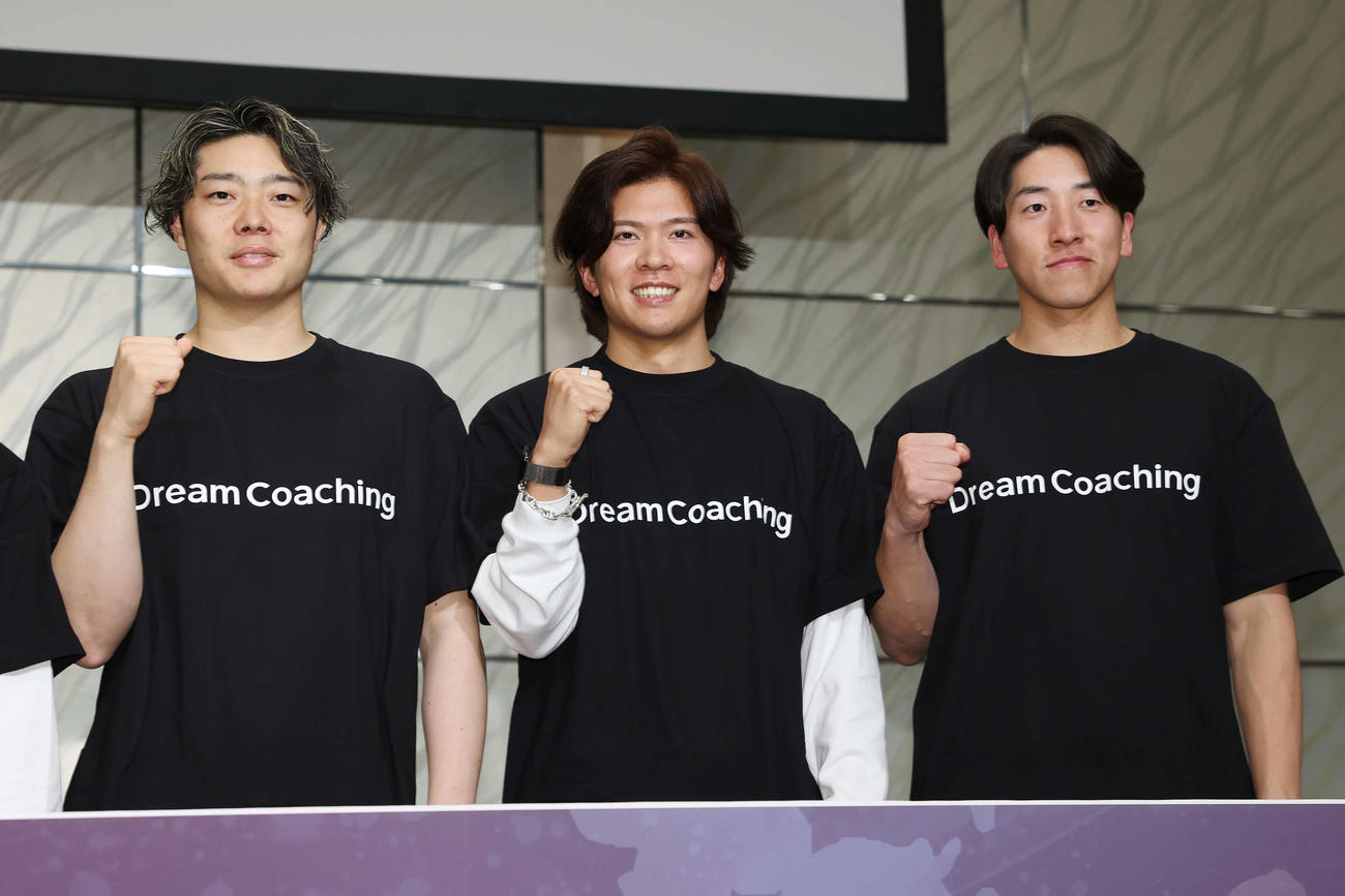 「THE BASEBALL INTELLIGENCE 2025」ドリームコーチングでフォトセッションに臨むソフトバンク松本裕（左）、楽天早川（中央）、巨人大勢（撮影・宮地輝）