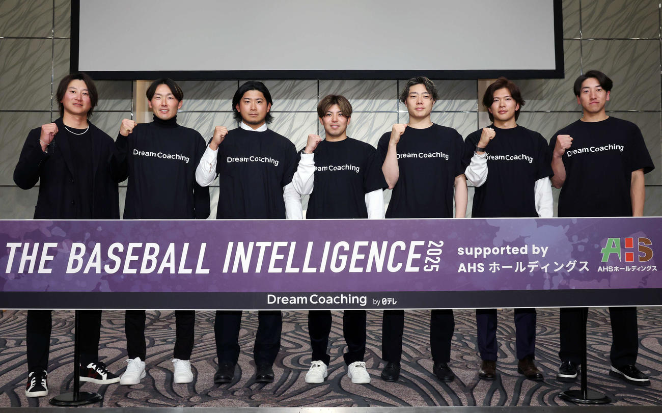 「THE BASEBALL INTELLIGENCE 2025」ドリームコーチングで写真撮影を行う、左から金子氏、西武源田、カブス今永、DeNA東、ソフトバンク松本裕、楽天早川、巨人大勢（撮影・宮地輝）