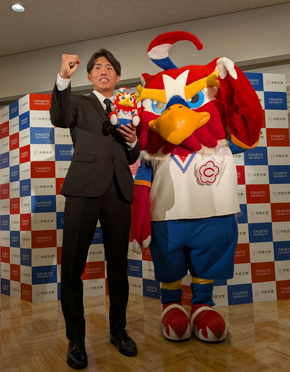 広島にドラフト7位指名され大学マスコット「チューグル」とポーズをとる中京大・高木（2025年10月撮影）
