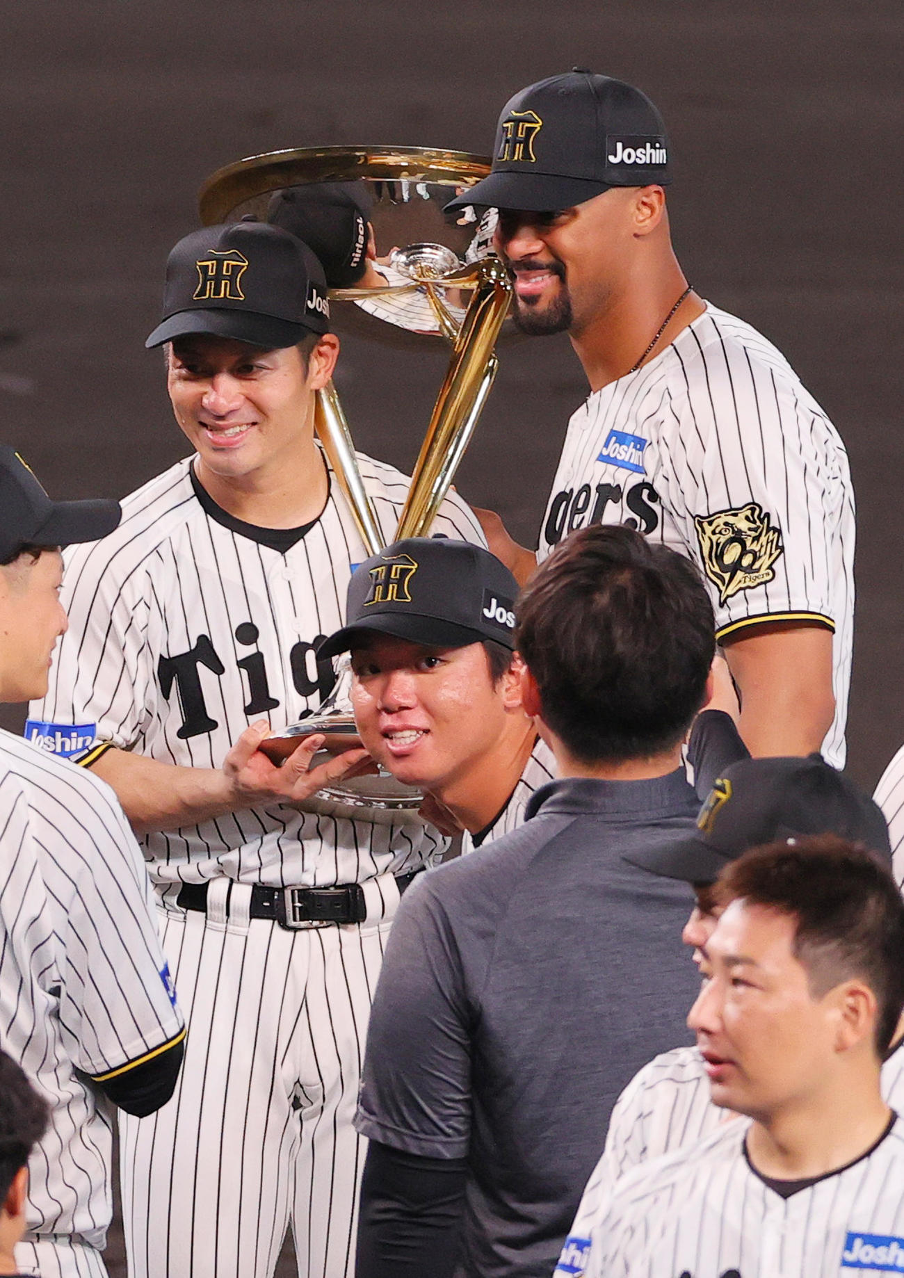 優勝トロフィーを手にする坂本誠志郎とジョン・デュプランティエ（25年9月7日撮影）