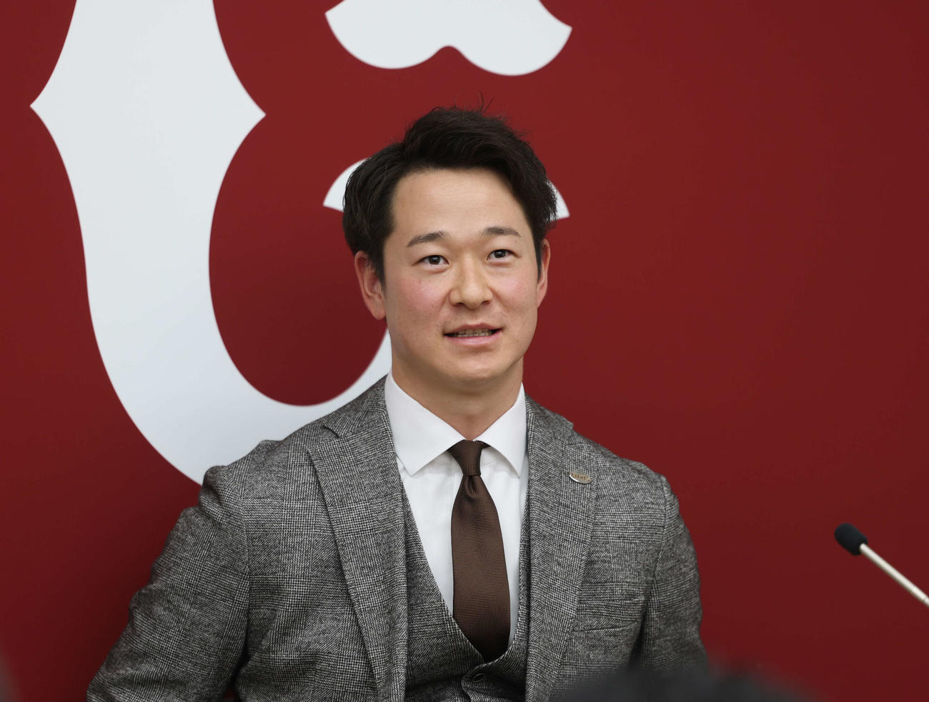 更改後会見を行う巨人中川（撮影・増田悦実）