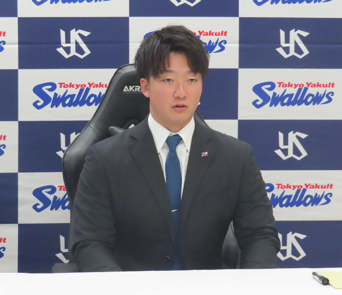 契約更改を終え、会見に臨んだヤクルト吉村（撮影・北村健龍）