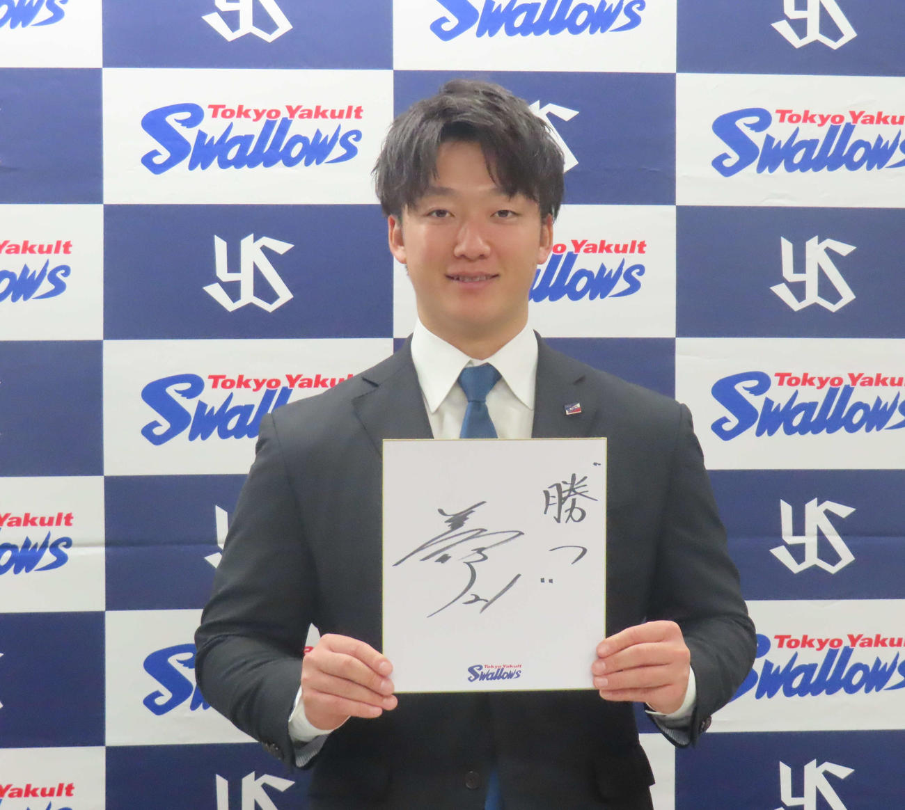 契約更改を終え、会見に臨んだヤクルト吉村（撮影・北村健龍）