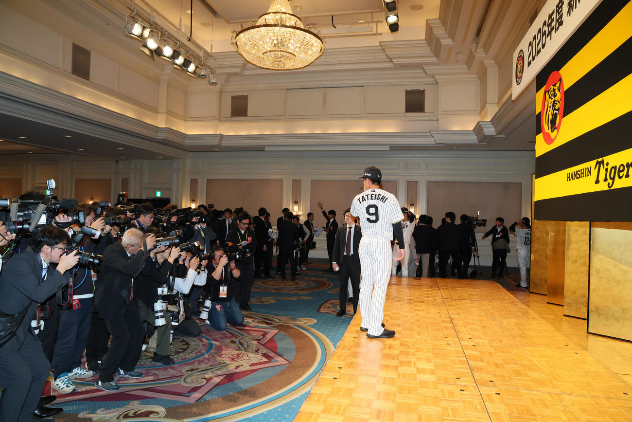 阪神の新人選手入団発表会が行われ背番号「9」を披露する立石（撮影・加藤哉）