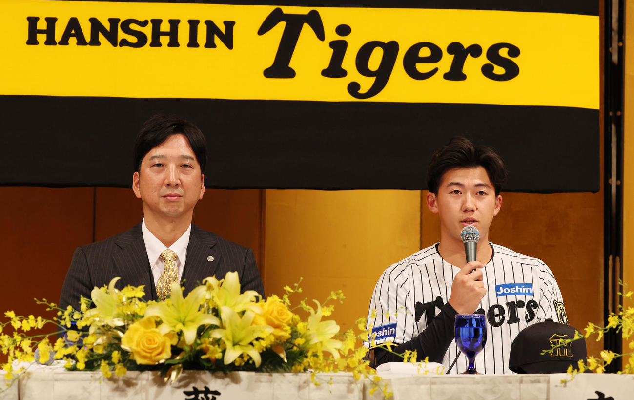 阪神の新人選手入団発表会が行われ壇上であいさつする立石。左は藤川監督（撮影・加藤哉）