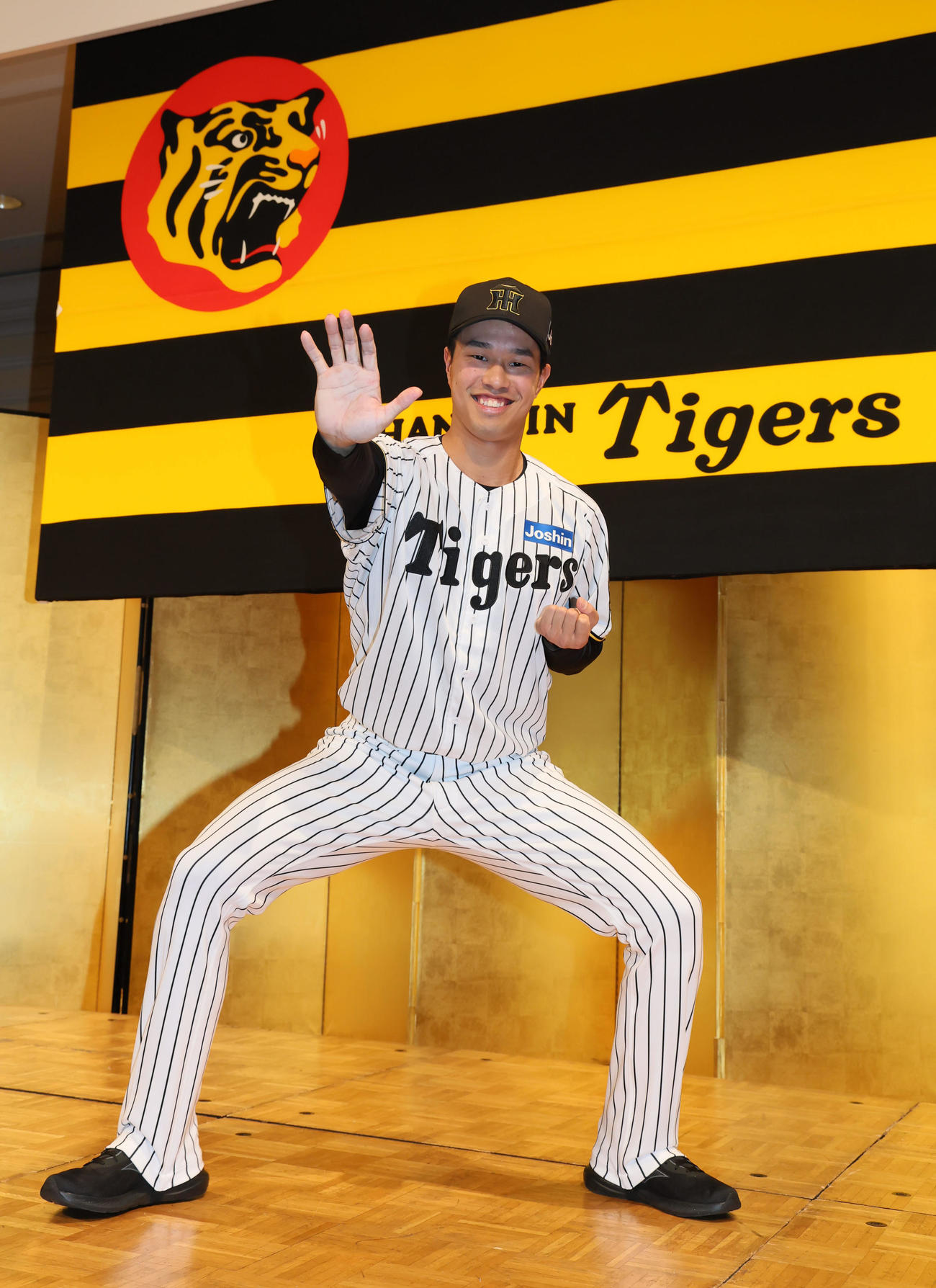 阪神の新人選手入団発表会が行われ「気合いのポーズ」を披露する岡城（撮影・加藤哉）