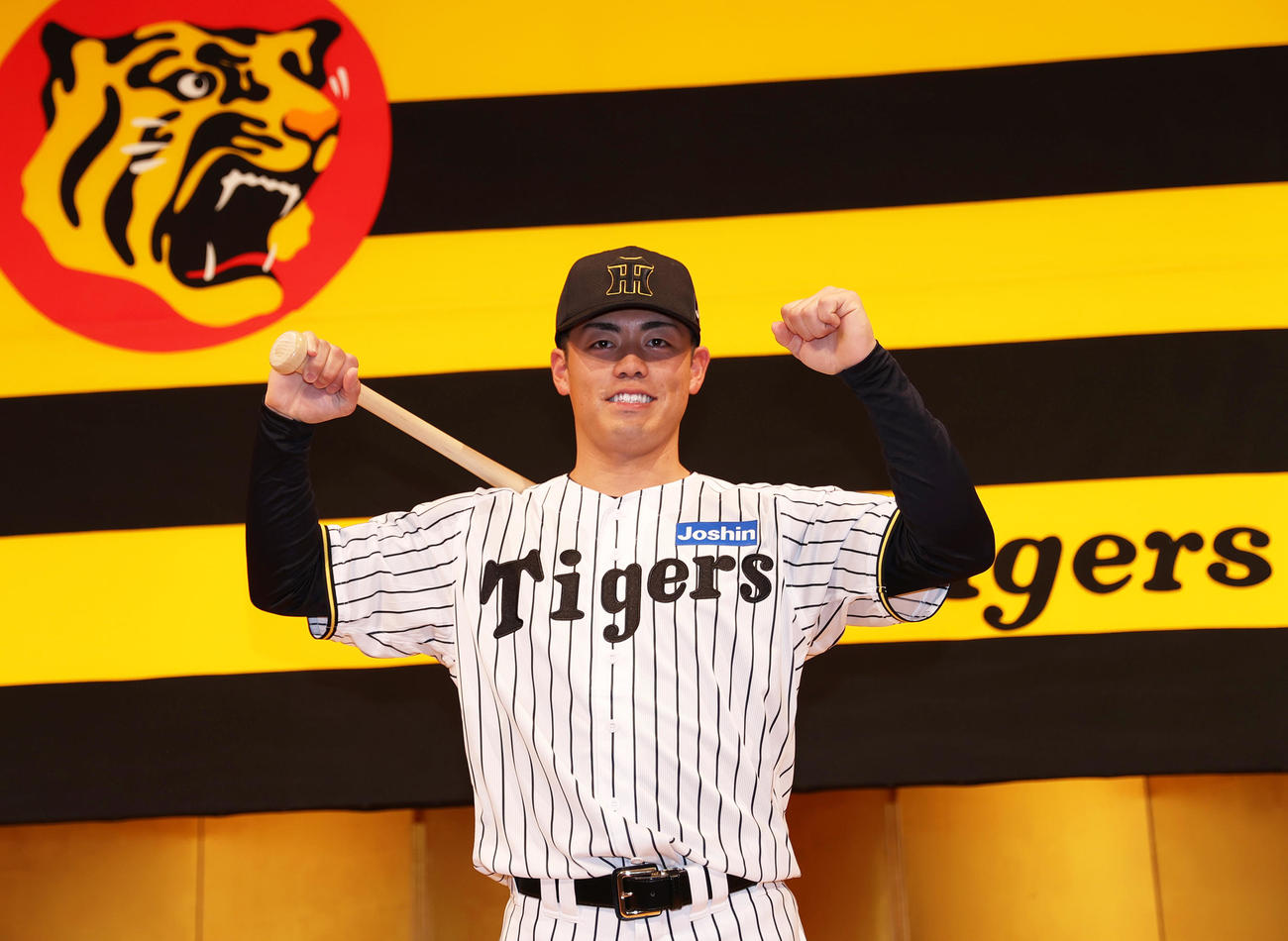 阪神新人入団会見でポーズをとる阪神ドラフト2位の谷端（撮影・上山淳一）