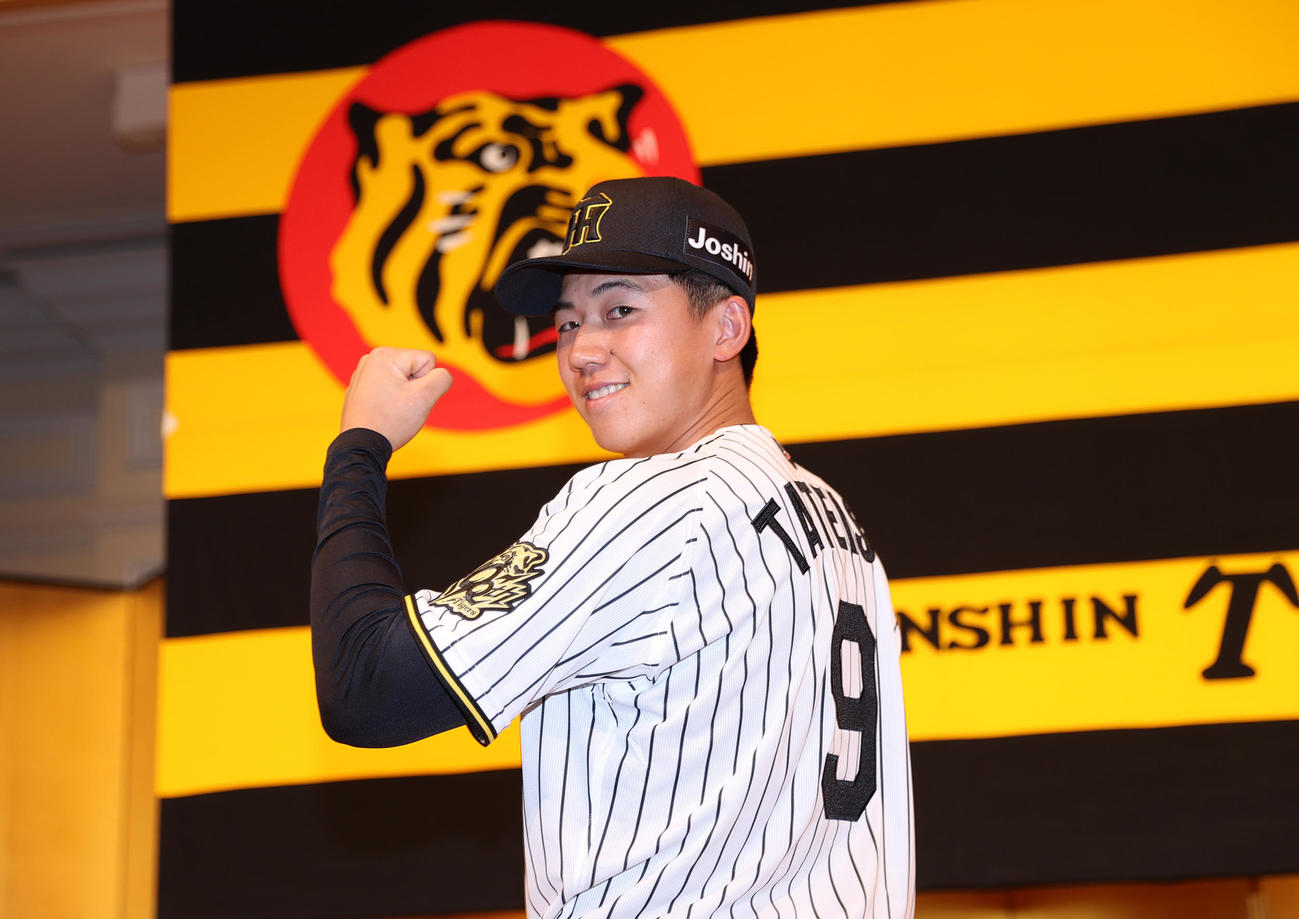阪神新人入団会見でポーズをとる阪神ドラフト1位の立石（撮影・上山淳一）