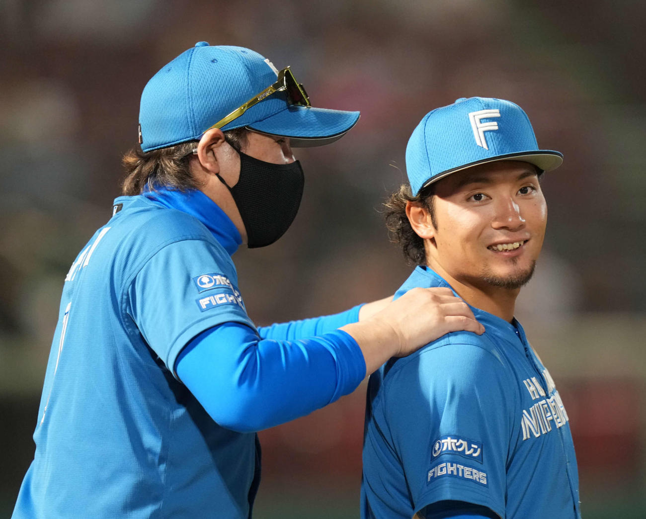 日本ハム伊藤大海（右）は新庄剛志監督のねぎらいに笑顔（2025年8月17日）