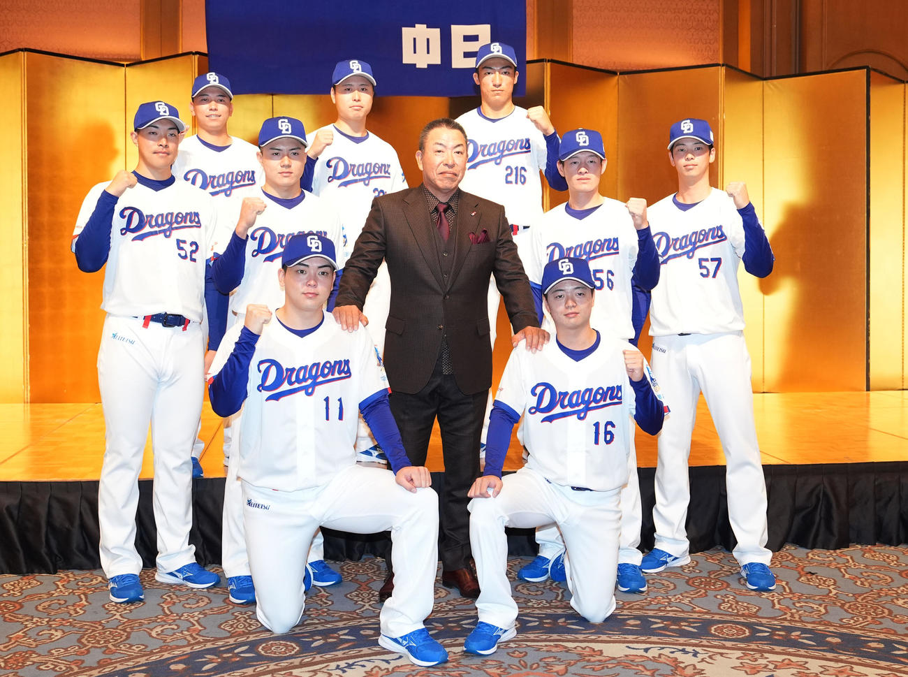 会見後、記念写真に納まる中日の新入団選手、前列左から中西、桜井、中列左から篠崎、能戸、井上監督、新保、花田、後列左から三上、牧野、石川大（撮影・森本幸一）