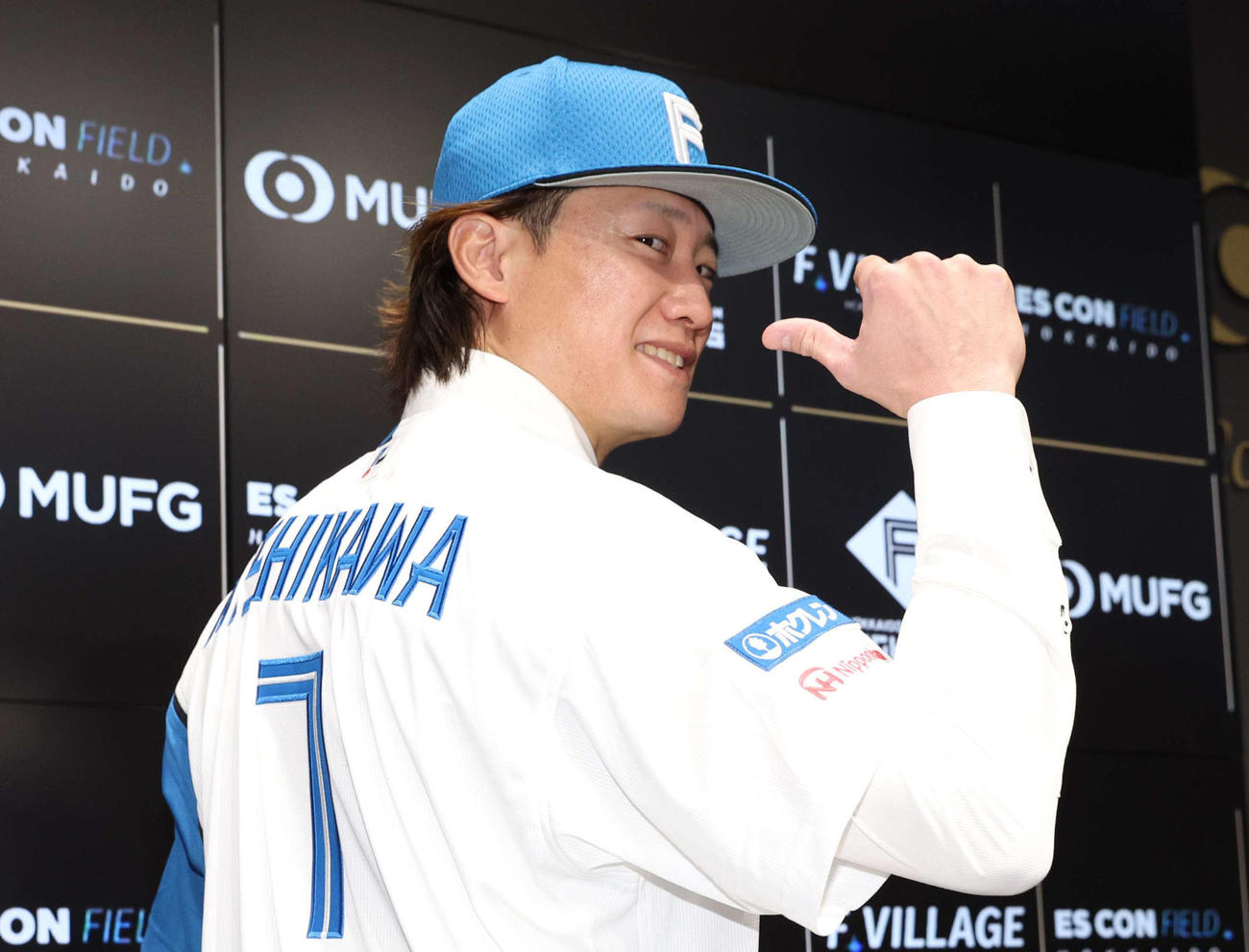 日本ハム入団会見で背番号「7」を披露する西川遥輝（25年12月8日撮影）